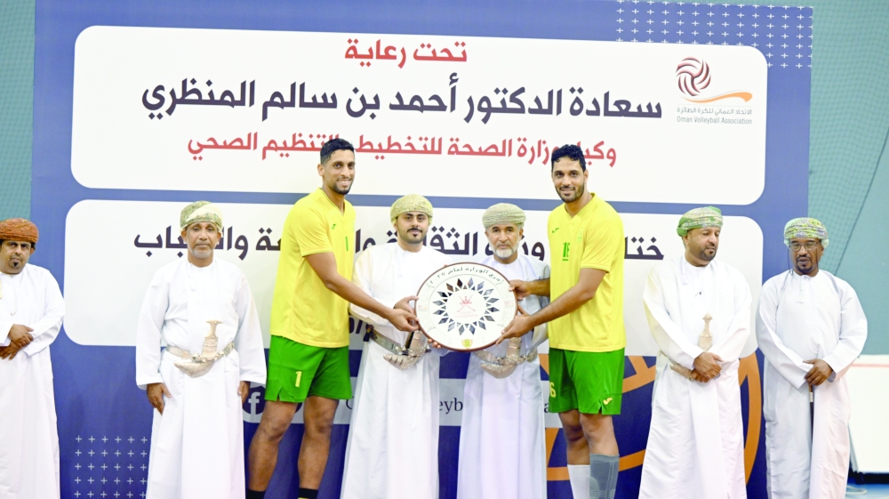 Seeb captain receives the Ministry's Shield. — Abdulwahid al Hamadani