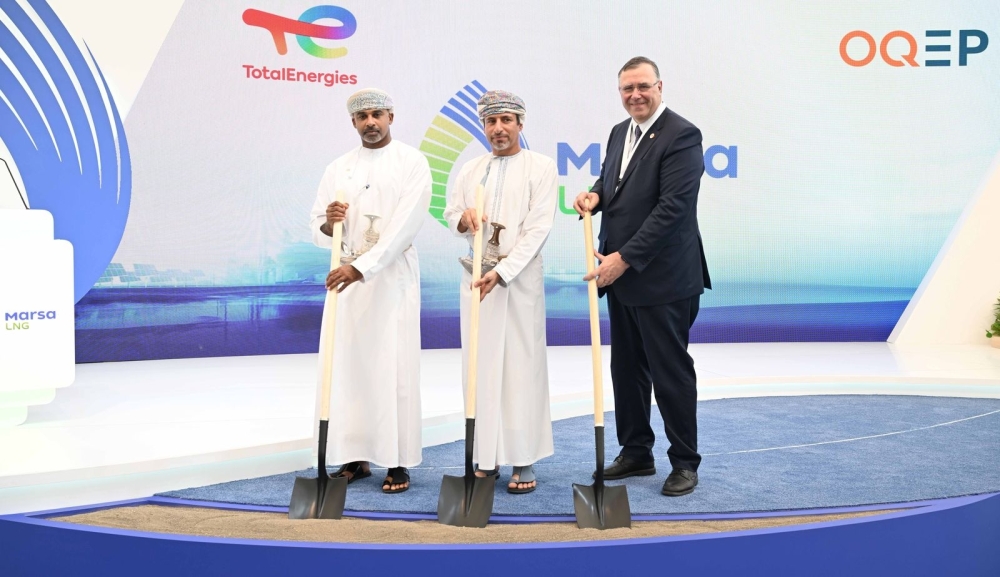 Salim al Aufi, Minister of Energy and Minerals, flanked by Eng Ahmed al Azkawi, CEO of OQEP, and Patrick Pouyanné, Chairman and CEO of TotalEnergies, at the groundbreaking