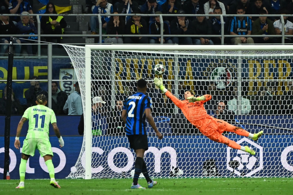 TOPSHOT - Inter Milan's Swiss goalkeeper #01 Yann Sommer makes a save after a shot by Barcelona's Spanish forward #19 Lamine Yamal during the UEFA Champions League semi-final second leg football match between Inter Milan and FC Barcelona at the San Siro stadium in Milan on May 6, 2025. (Photo by PIERO CRUCIATTI / AFP)


