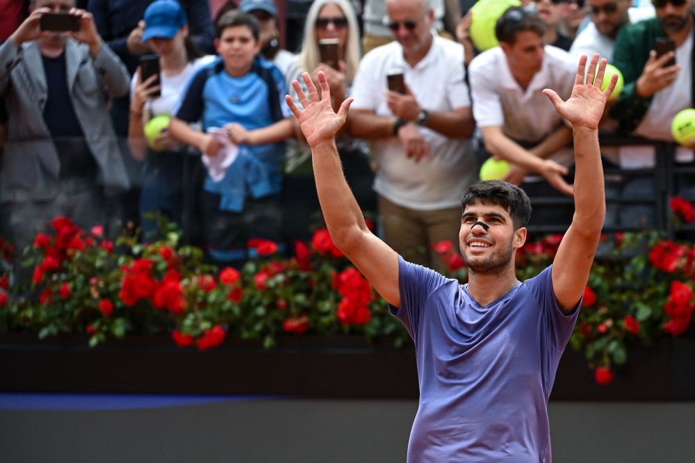 Spain's Carlos Alcaraz celebrates after victory in his men's singles match against Serbia's Dusan Lajovic for the ATP Rome Open tennis tournament at Foro Italico in Rome on May 9, 2025.  (Photo by PIERO CRUCIATTI / AFP)
