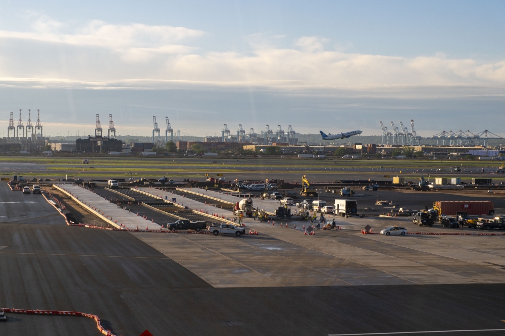 An air traffic control facility that guides planes at Newark Liberty suffered a 90-second radar outage just before 4 a.m on the morning of May 9, the latest technological disruption at one of the nations busiest airports. (Dakota Santiago/The New York Times)