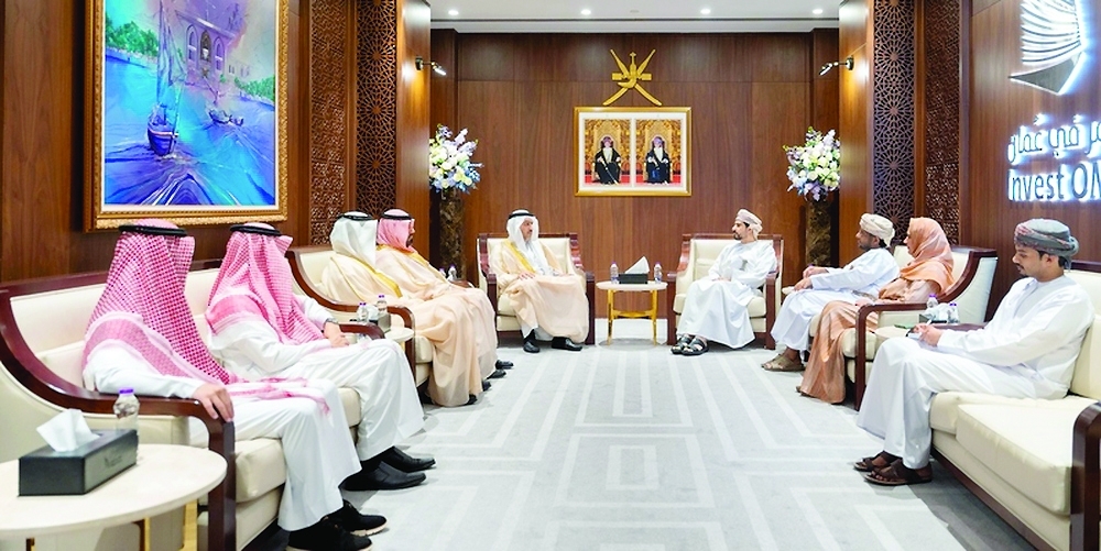 Qais bin Mohammed al Yousef received an official delegation from the Kingdom of Saudi Arabia.
