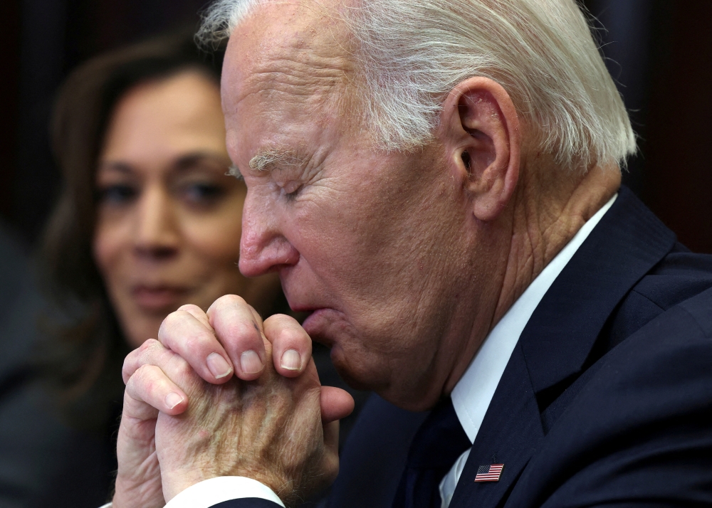 FILE PHOTO: U.S. President Joe Biden, flanked by U.S. Vice President Kamala Harris, attends a briefing on the federal response to the wildfires across Los Angeles, in the Roosevelt Room at the White House in Washington, U.S., January 9, 2025. REUTERS/Evelyn Hockstein/File Photo