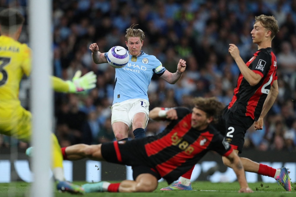 Soccer Football - Premier League - Manchester City v AFC Bournemouth - Etihad Stadium, Manchester, Britain - May 20, 2025 Manchester City's Kevin De Bruyne in action with AFC Bournemouth's Dean Huijsen REUTERS/Scott Heppell EDITORIAL USE ONLY. NO USE WITH UNAUTHORIZED AUDIO, VIDEO, DATA, FIXTURE LISTS, CLUB/LEAGUE LOGOS OR 'LIVE' SERVICES. ONLINE IN-MATCH USE LIMITED TO 120 IMAGES, NO VIDEO EMULATION. NO USE IN BETTING, GAMES OR SINGLE CLUB/LEAGUE/PLAYER PUBLICATIONS. PLEASE CONTACT YOUR ACCOUNT REPRESENTATIVE FOR FURTHER DETAILS..
