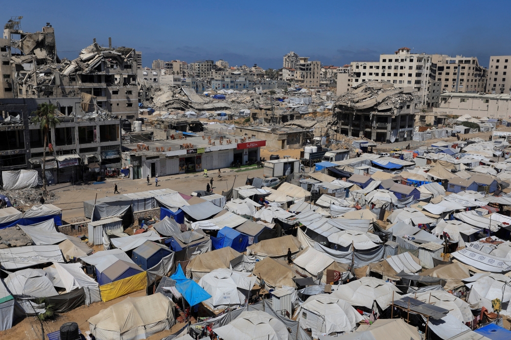 Palestinians displaced by the Israeli military offensive, shelter in tents, in Gaza City, May 23, 2025. REUTERS/Dawoud Abu Alkas     TPX IMAGES OF THE DAY
