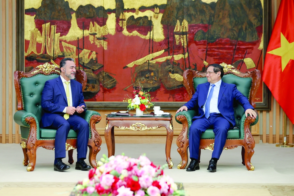 Vietnamese Prime Minister Pham Minh Chinh (right) with Shaikh Nasser bin Sulaiman al Harthy, Deputy President for Operations at Oman Investment Authority. Picture courtesy: baochinhphu.vn.