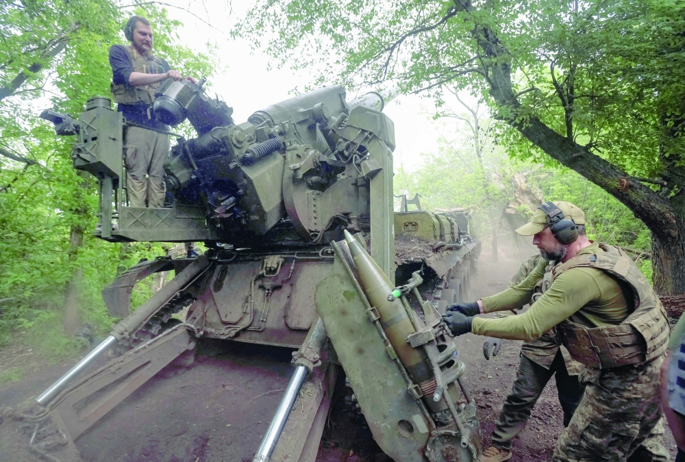 Ukrainian servicemen prepare to fire guns toward Russian positions, in Donetsk region. — Reuters