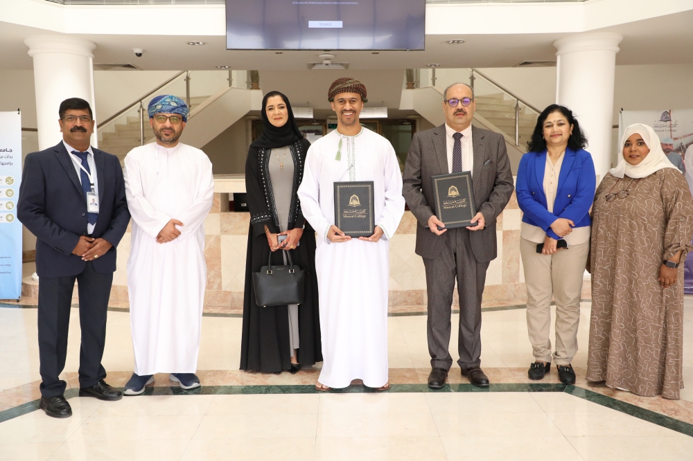 The MoU was signed by Dr Araby Madbouly, Assistant Dean of Academic Affairs at Muscat College, and Tariq al Barwani, Founder of Knowledge Oman, in the presence of  Abdullah al Farsi, Assistant Dean for Administrative and Financial Affairs, Balqees al Hassani, President of Knowledge Oman.