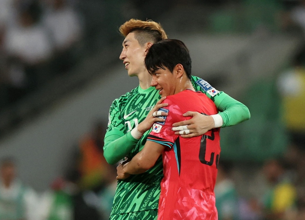 South Korea's Jo Hyeon-Woo and Se-Jin celebrate after the qualifying. — Reuters