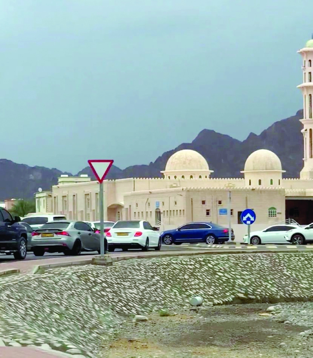 Rains draw visitors to Al Rustaq and Al Awabi
