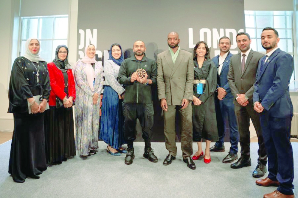 Haitham al Busafi with his award