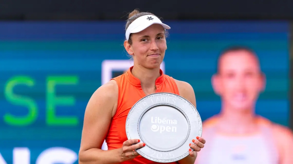  Elise Mertens celebrate with the trophy 