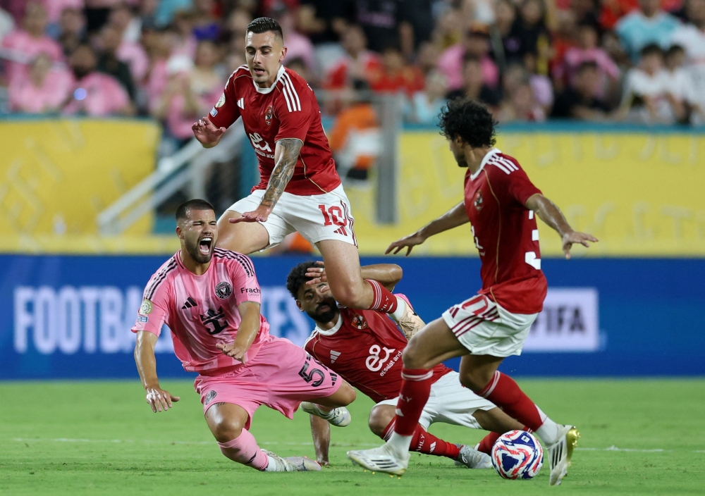Soccer Football - Club World Cup - Group A - Al Ahly v Inter Miami CF - Hard Rock Stadium, Miami Gardens, Florida, U.S. - June 14, 2025 Inter Miami CF's Marcelo Weigandt in action with Al Ahly's Mohamed Hany and Nejc Gradisar REUTERS/Hannah Mckay
