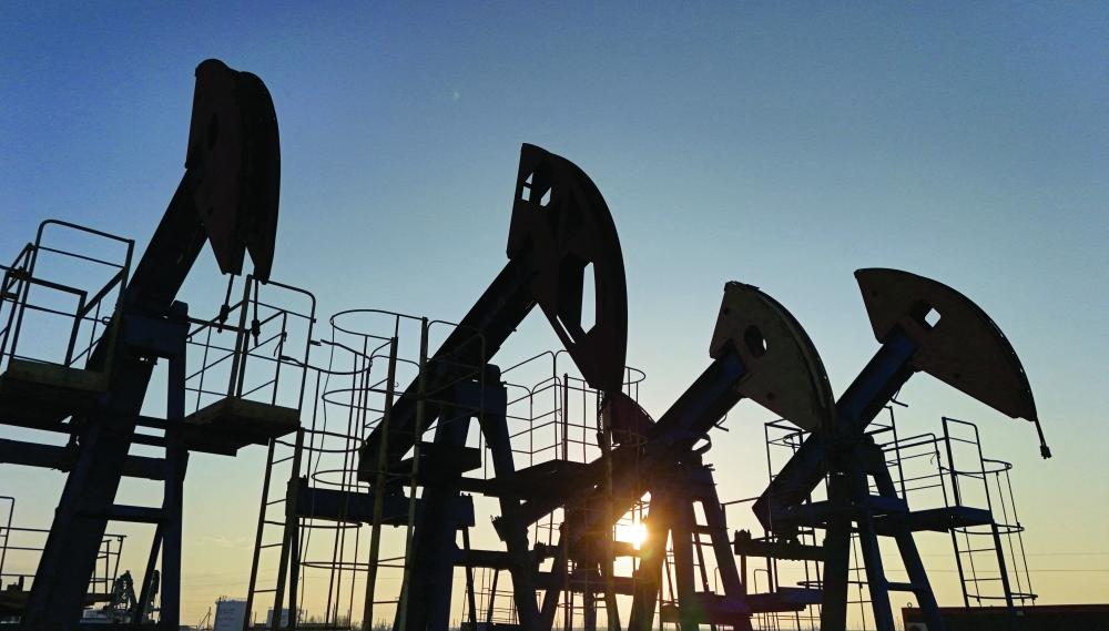 مضخات نفط في حقل أيرانكول النفطي، كازاخستان. "رويترز"