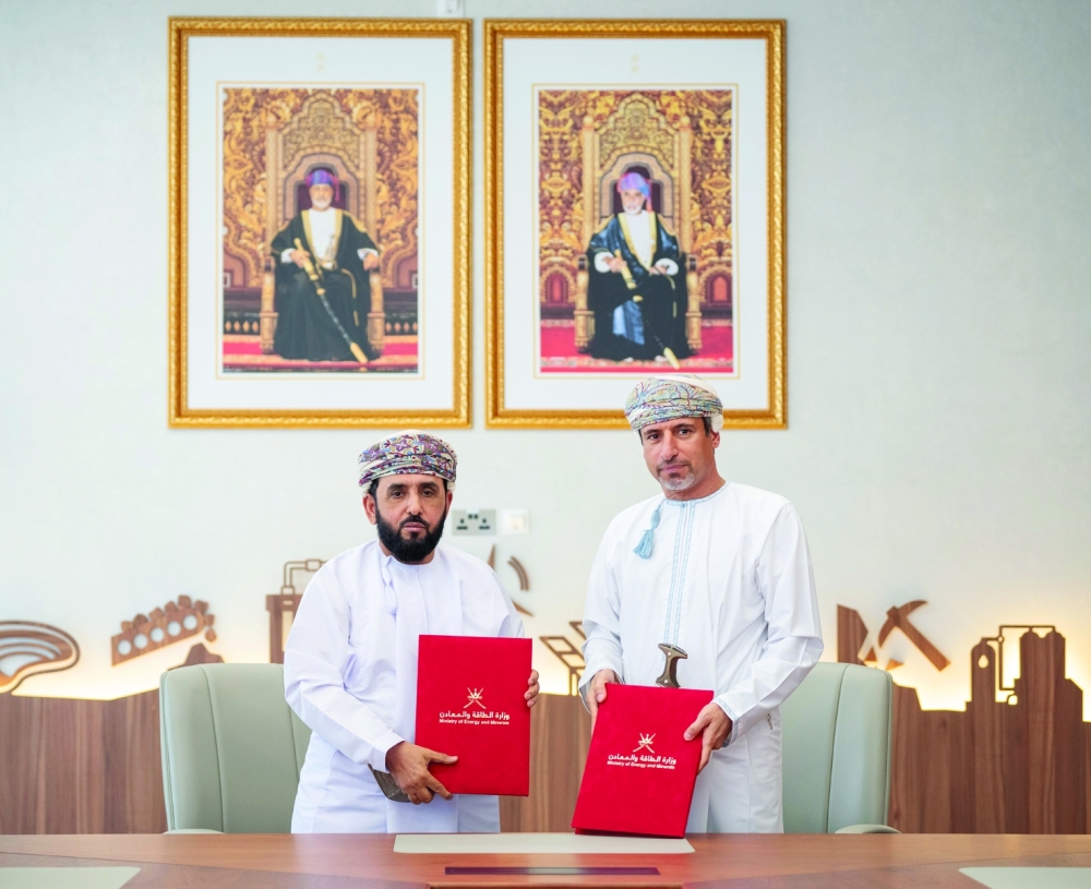 Eng Salim bin Nasser Al Aufi, Minister of Energy and Minerals, with Shaikh Ali bin Salim Al Junaibi, Chairman of Integrated Global Engineering Company, at the agreement signing on Sunday.