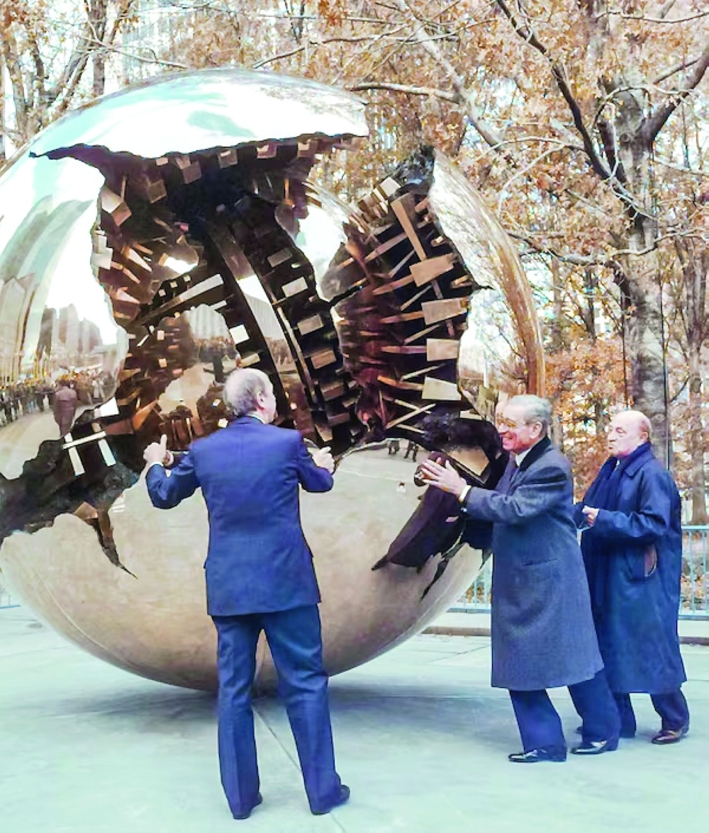 Italian 'sphere within sphere' sculptor Arnaldo Pomodoro dies at 98
