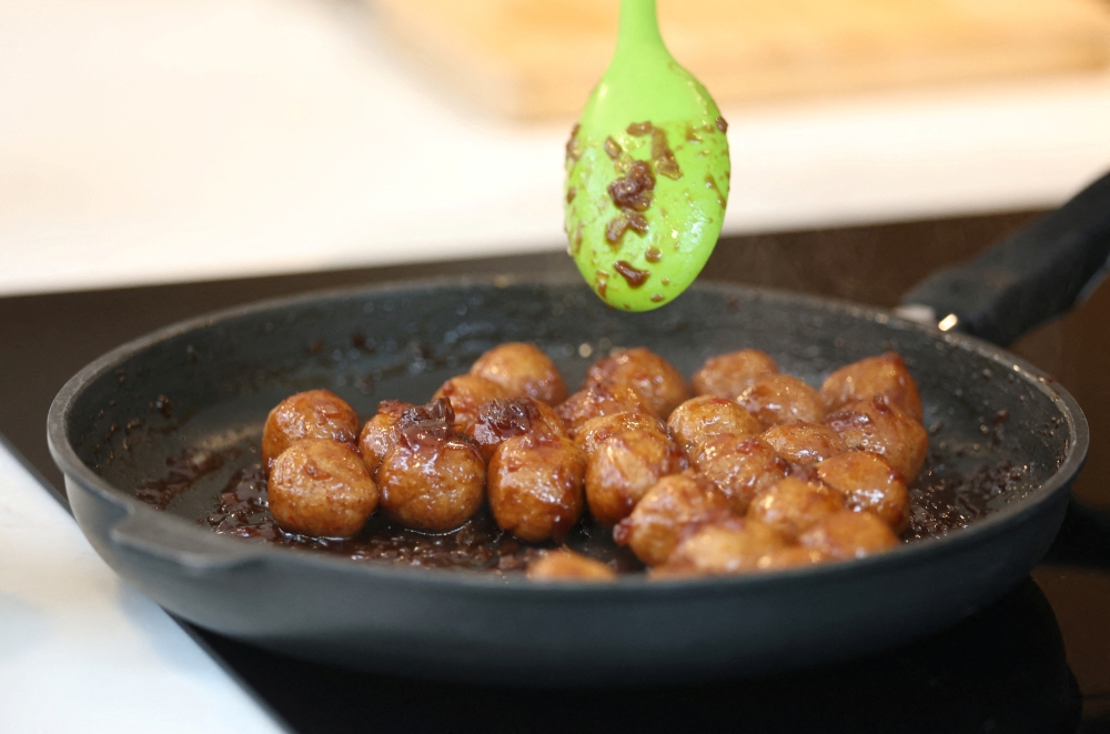FILE PHOTO: Palestinian-British chef, food-writer and restaurateur Sami Tamimi prepares a bulgur kubbeh dish from his new cookbook during an interview with Reuters at his home in London, Britain, June 3, 2025. REUTERS/Toby Melville/File Photo
