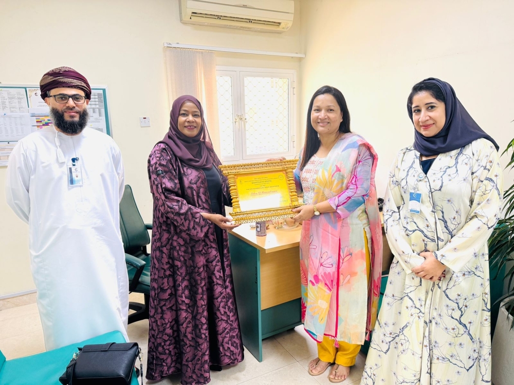 Prof Dr Shrestha and Dr Nasra al Habsi, Ophthalmology Dept Head, Al Nahdha Hospital, explore future cooperation in ophthalmology