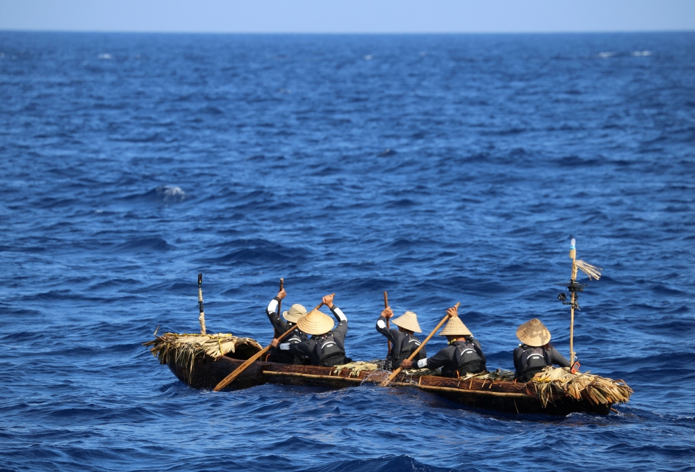 A dugout canoe with four men and one woman paddling is pictured during a crossing across a region of the East China Sea from near Ushibi, Taiwan to Yonaguni Island, traversing the Kuroshio current, in this handout image released on June 25, 2025.   Yousuke Kaifu/Handout via REUTERS    THIS IMAGE HAS BEEN SUPPLIED BY A THIRD PARTY. NO RESALES. NO ARCHIVES
