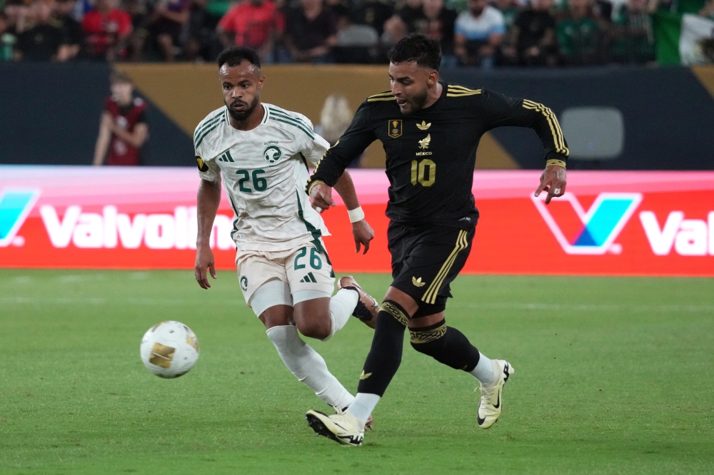 Jun 28, 2025; Glendale, Arizona, USA; Saudi Arabia defender Ali Majrashi (26) and Mexico forward Alexis Vega (10) battle for the ball in the second half during a quarterfinal match of the 2025 Gold Cup at State Farm Stadium. Mandatory Credit: Rick Scuteri-Imagn Images
