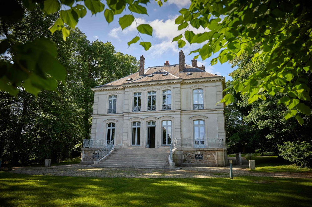 This photograph shows the exterior of a house that belonged to the late German fashion designer Karl Lagerfeld, in Louveciennes, near Paris, on May 15, 2025. The historic 19th century house, also the residence of the poet Leconte de Lisle, which includes a living space of over 600m2, a library, tennis court, swimming pool and two hectares of land will go on sale at auction in Paris on July 1, 2025 with a starting price of €4,635,000. (Photo by Kiran RIDLEY and Kiran RIDLEY / AFP)

