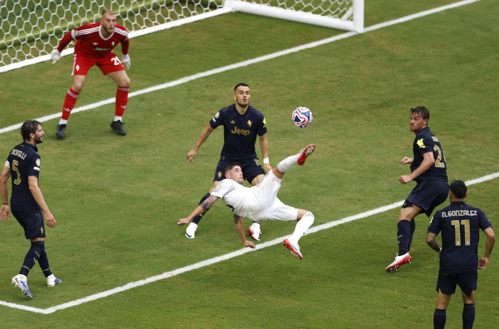 Soccer Football - FIFA Club World Cup - Round of 16 - Real Madrid v Juventus - Hard Rock Stadium, Miami Gardens, Florida, U.S. - July 1, 2025 Real Madrid's Federico Valverde shoots at goal REUTERS/Marco Bello
