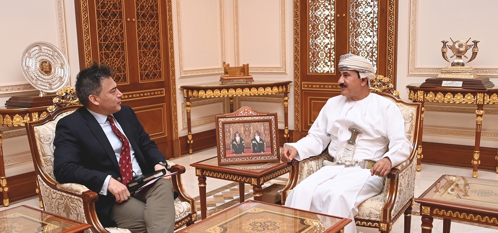 Gen Sultan bin Mohammed al Numani with Maj Gen James Martin from the UK