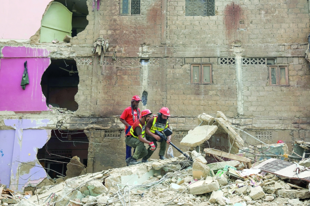 Pakistan building collapse kills seven