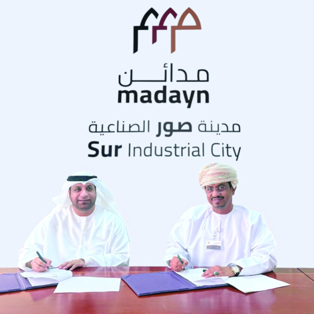 Engineer Al Mamoun al Badani, CEO of Al Ghaith Industries and Eng Nasser bin Hamoud al Mabsali, Director General of Sur Industrial City, sign the agreement.