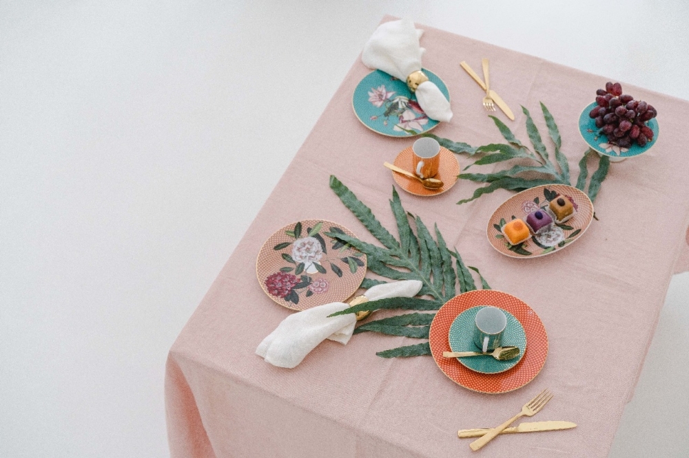 Modern simplicity and timeless impact on a table set to impress