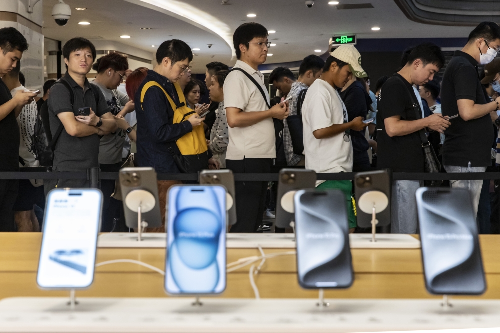 Customers line up to buy the newly launched iPhone 15  in Shanghai, China, in Sept. 2023. (Qilai Shen/The New York Times)