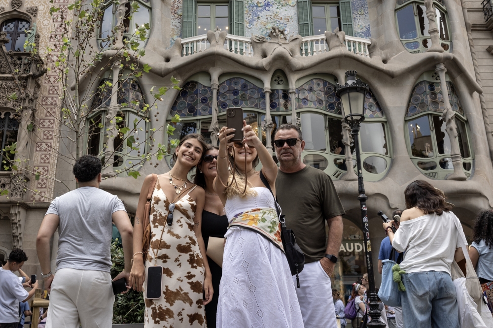 Tourists take a selfie in front of Casa Batll