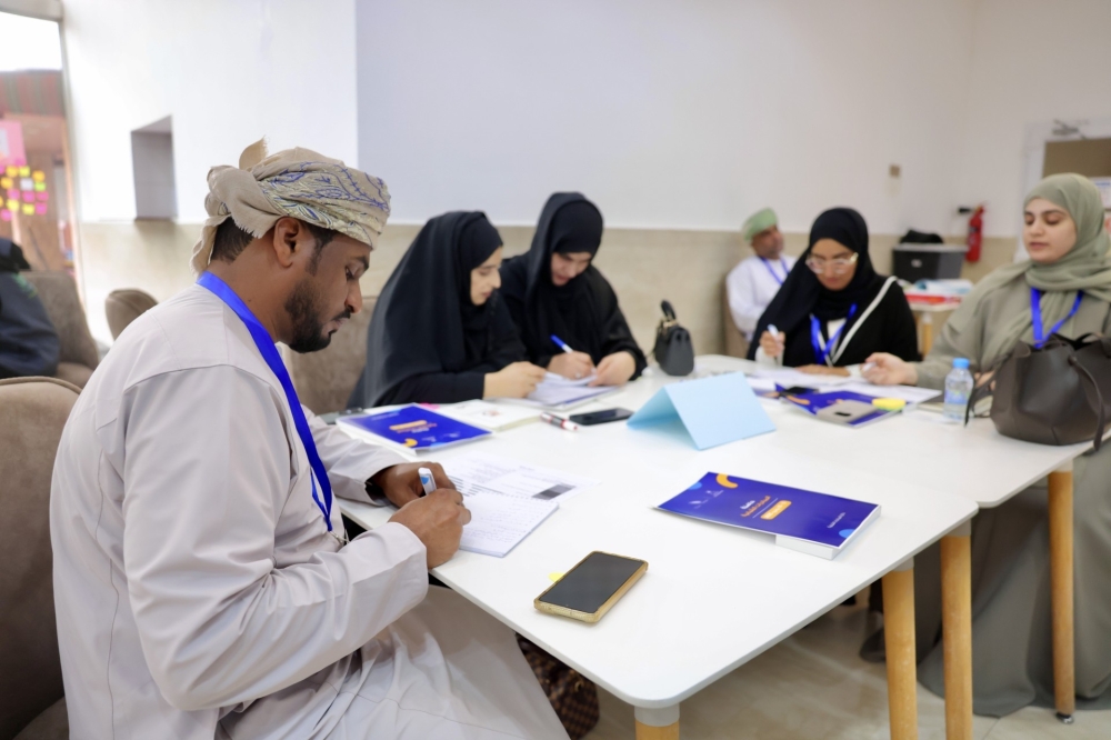 The incubator focuses on developing the participating initiatives by training them using a specialised guide.