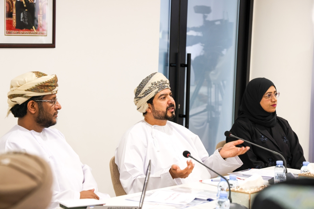 Qais Mohammed al Yousef met on Tuesday a number of entrepreneurs working in the vehicle repair sector.