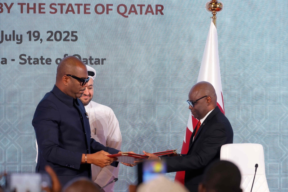 Sumbu Sita Mambu, a high representative of the head of state in the DRC (L), and armed group M23 executive secretary Benjamin Mbonimpa (R) exchange documents, in Doha. — AFP 