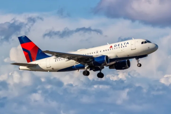 Delta passenger flight has close call with B-52 bomber