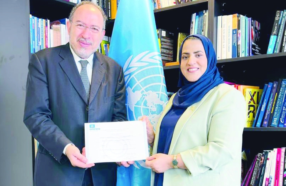 Amna bint Salim al Balushiyah receives the certificate from Dr Tawfik Jelassi in Paris.