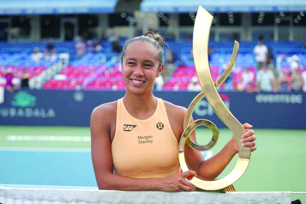  Leylah Fernandez celebrates with the trophy after winning DC Open title. — AFP