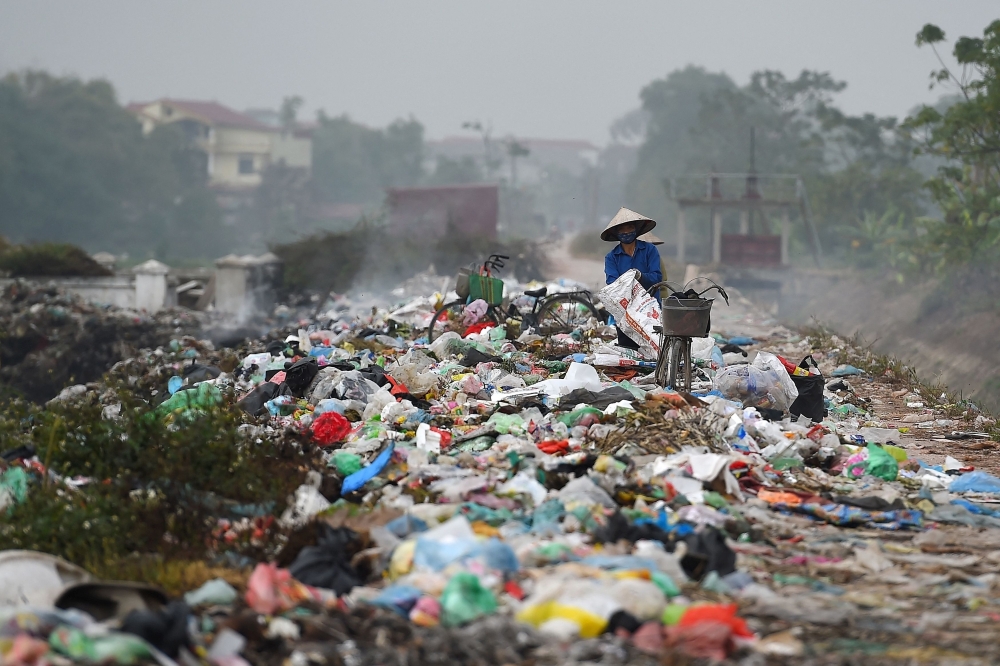 VIETNAM-ENVIRONMENT-WASTE-France-pollution-paper-oceans-diplomacy-consumers-environment-pollution-synthetics-manufacturing-environment