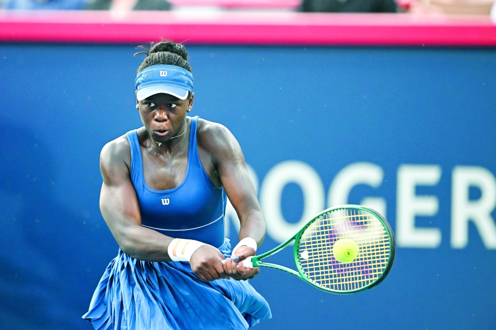  Victoria Mboko (CAN) returns the ball to Naomi Osaka (JPN). — Imagn Images