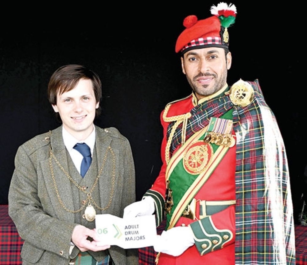 Thani bin Mohammed bin Khamis al Amri with his award