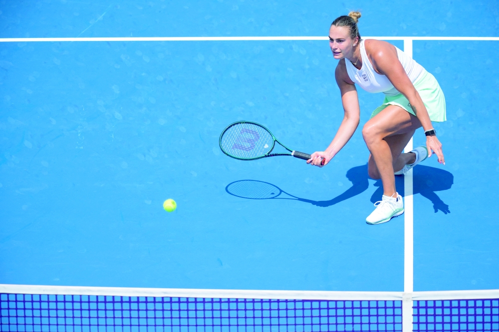 Aryna Sabalenka (BLR) returns a shot against Emma Raducanu (GBR) during the Cincinnati Open at the Lindner Family Tennis Center. -- Imagn Images