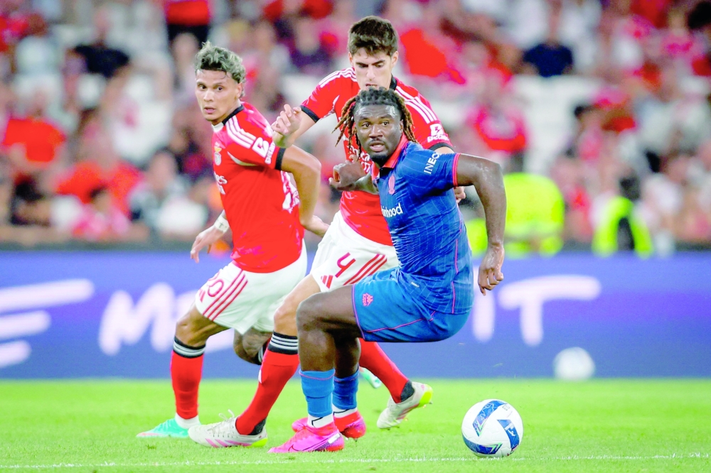 Nice's Nigerian forward #09 Terem Moffi (R) is challenged by Benfica's Portuguese defender #04 Antonio Silva during the Uefa Champions League 3rd round second leg football match between SL Benfica and OGC Nice at the Luz stadium in Lisbon on August 12, 2025.  (Photo by FILIPE AMORIM / AFP)