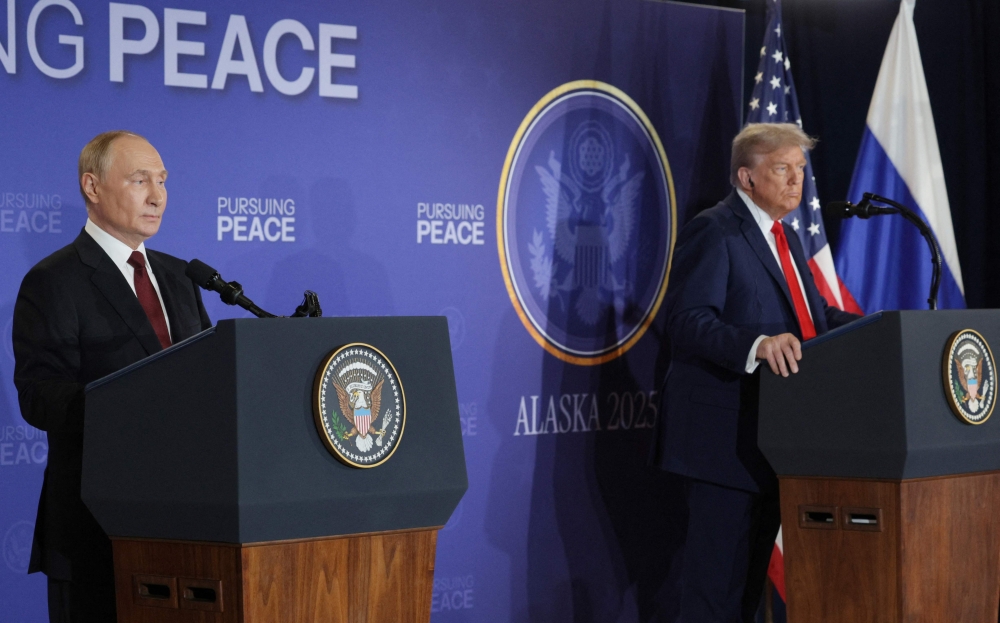 US President Donald Trump (R) and Russian President Vladimir Putin hold a joint press conference 