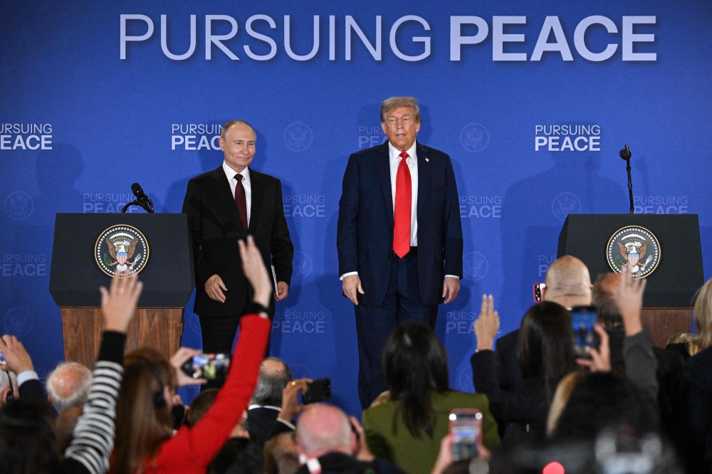 US President Donald Trump (R) and Russian President Vladimir Putin stand side-by-side after delivering a joint press conference