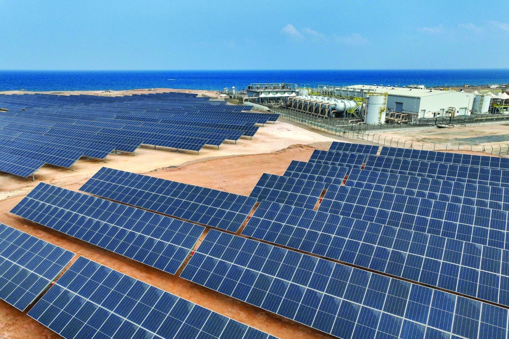 
Several new projects are slated for contract awards this year, including the Ibri 3 Solar Power Plant with a capacity of 500 MW, the Jaalan Bani Bu Ali Wind Power Plant at 100 MW, and the Dhofar 2 Wind Power Plant at 120 MW. 