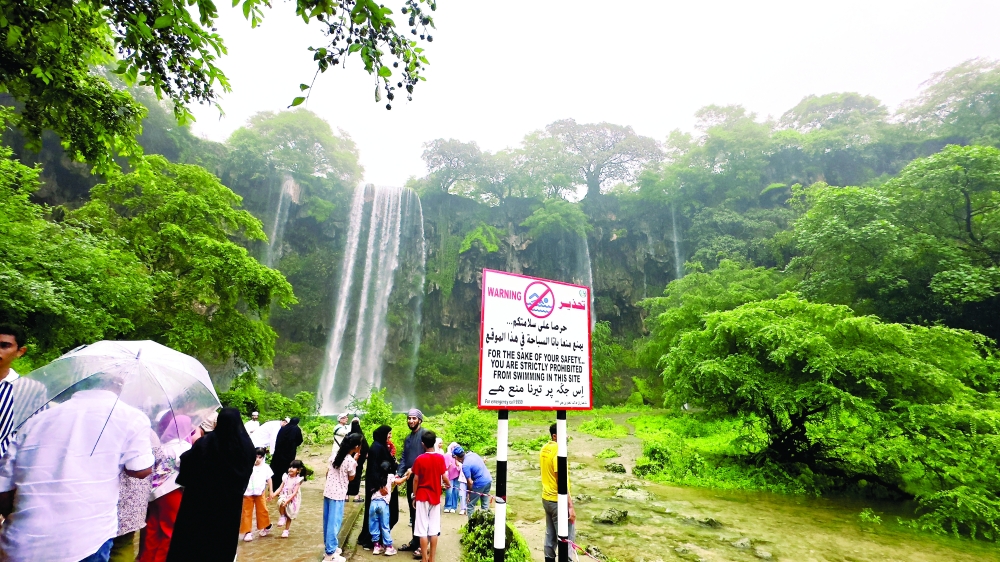 The waterfalls peak from mid-August as khareef rains recharge underground aquifers that supply the spring.