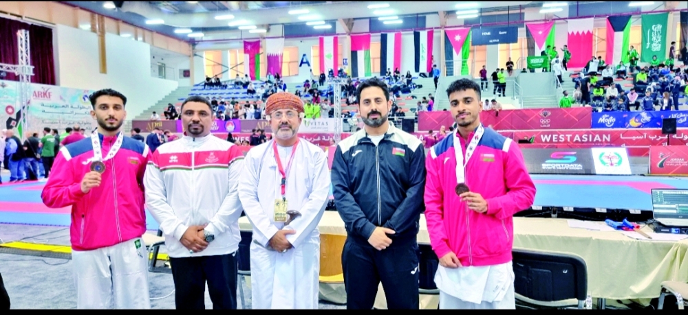 Idrees al Batrani and Said al Shuaibi pose with their medals.