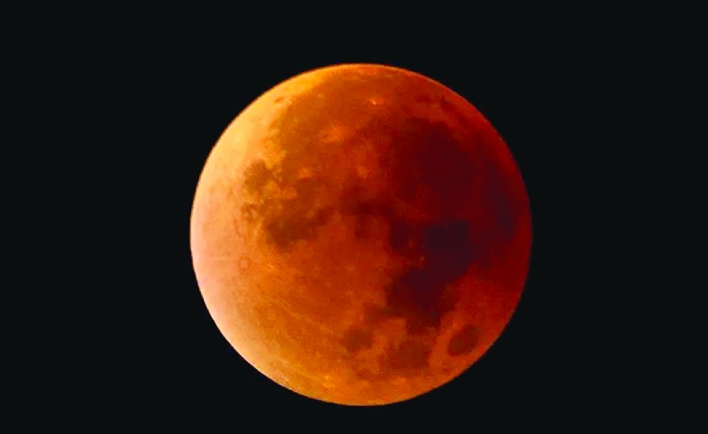 The eclipse will reach its peak at 10:11 pm.