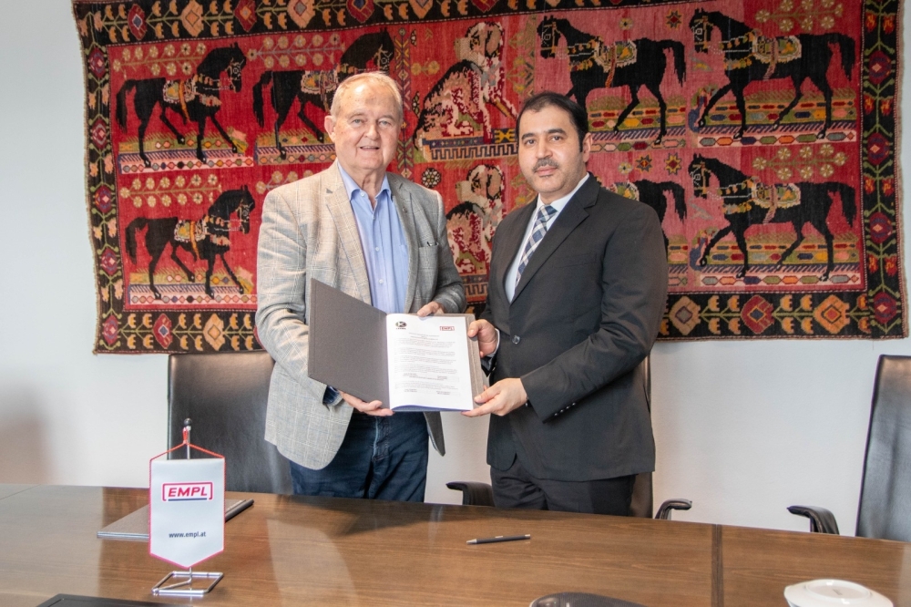 Caption:
Representatives of Karwa Motors and Empl Fahrzeugwerk GmbH at the agreement signing.